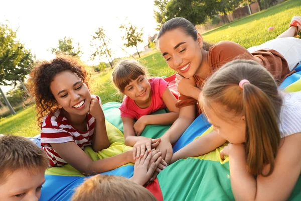 Groupe Enfants Avec Des Enseignants Tenant Main Sur Parachute Terrain — Photo