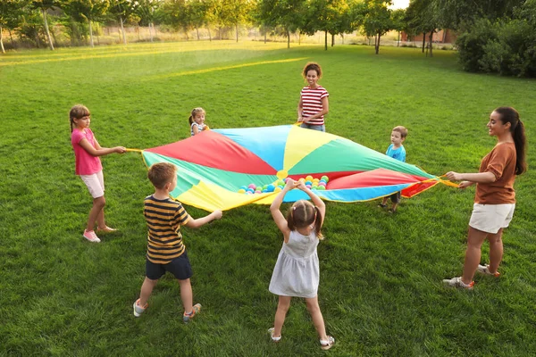 Gruppo Bambini Insegnanti Che Giocano Con Paracadute Parco Giochi Arcobaleno — Foto Stock