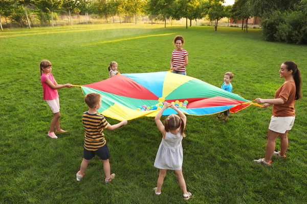 Gruppe Von Kindern Und Lehrern Die Mit Dem Fallschirm Des — Stockfoto