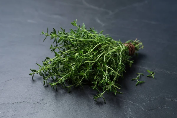 Ein Bündel Aromatischer Thymian Auf Schwarzem Tisch — Stockfoto