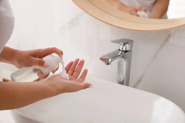 Genç Kız Banyoda Temizlik Köpüğü Kullanıyor Yakın Plan Cilt Bakımı — Stok fotoğraf