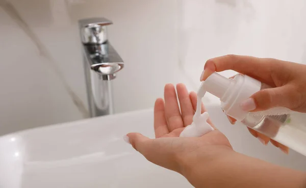 Adolescente Usando Espuma Limpiadora Baño Primer Plano Cuidado Piel Cosmética — Foto de Stock