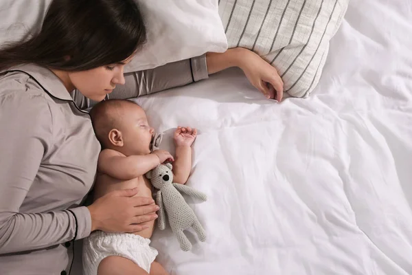 Madre Bebé Durmiendo Juntos Cama Vista Superior Espacio Para Texto — Foto de Stock
