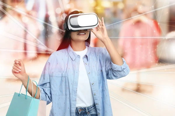 Jovem Com Sacos Compras Usando Fone Ouvido Realidade Virtual Loja — Fotografia de Stock