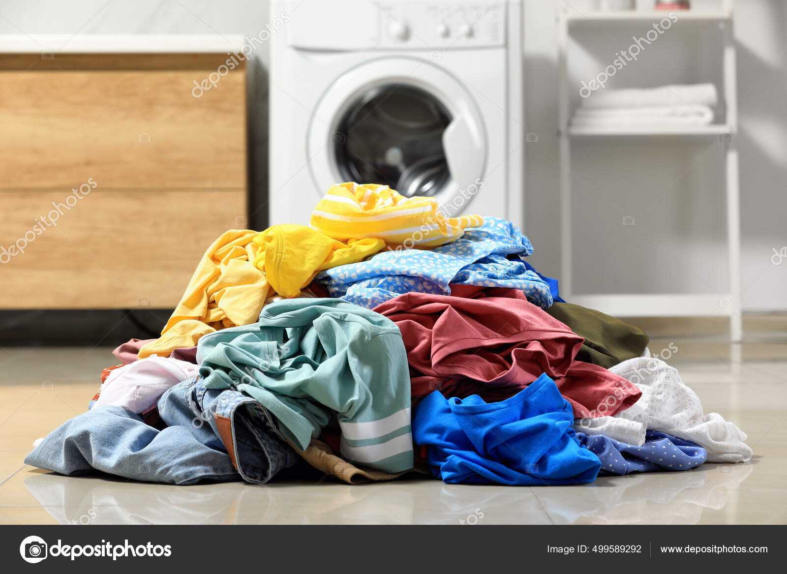 Montón de ropa sucia en una canasta de lavado, servicio de