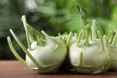 Olgun kohlrabi bitkileri ahşap masada, yakın plan.