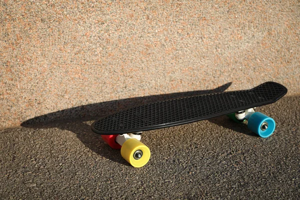 Zwart Skateboard Met Kleurrijke Wielen Asfalt Buiten — Stockfoto