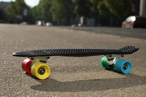 Zwart Skateboard Met Kleurrijke Wielen Asfalt Buiten — Stockfoto