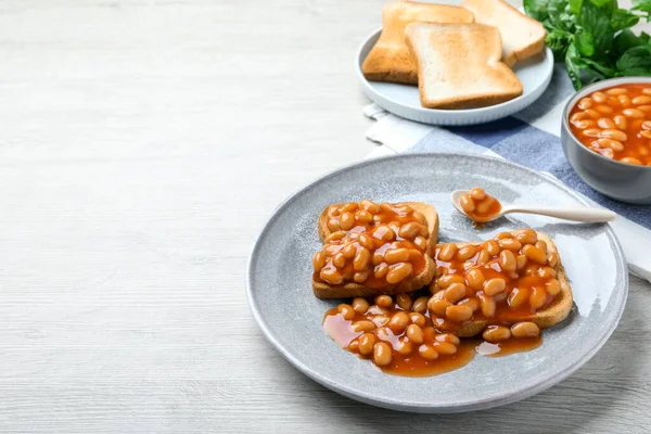 Tostadas Con Deliciosos Frijoles Enlatados Sobre Mesa Madera Blanca Espacio — Foto de Stock