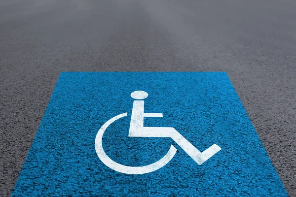 アスファルト道路上の車椅子のシンボル 障害者用駐車許可証 — ストック写真