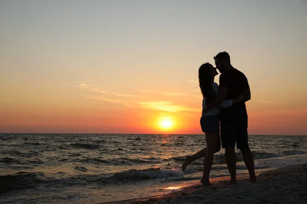 Casal Passar Tempo Juntos Praia Pôr Sol — Fotografia de Stock