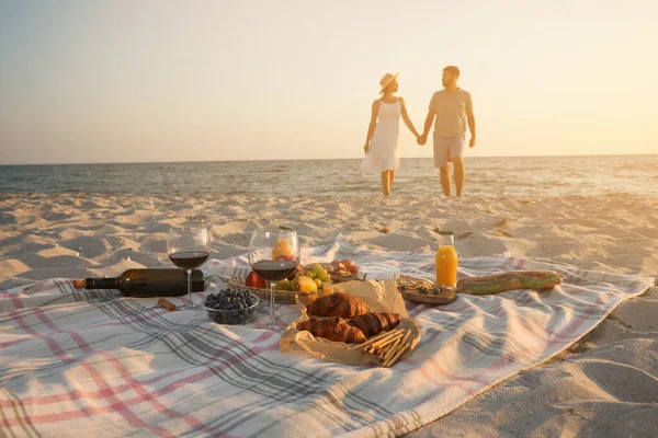 Paar Fuß Meer Konzentrieren Sich Auf Decke Mit Lebensmitteln Und — Stockfoto