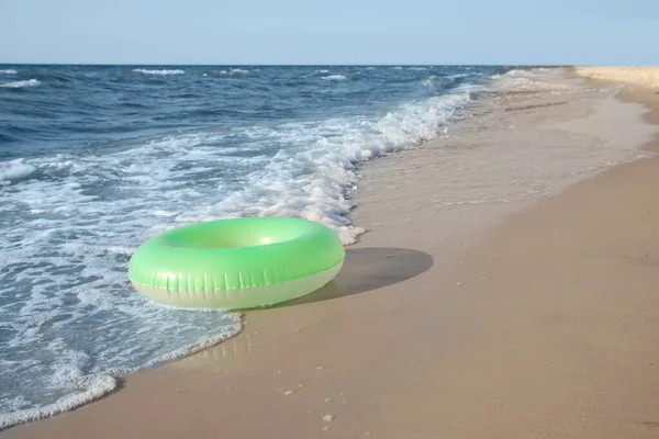 Groene Opblaasbare Ring Zandstrand Bij Zee Ruimte Voor Tekst — Stockfoto