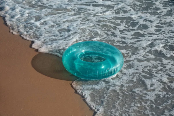 Jasny Dmuchany Pierścień Piaszczystej Plaży Pobliżu Morza — Zdjęcie stockowe