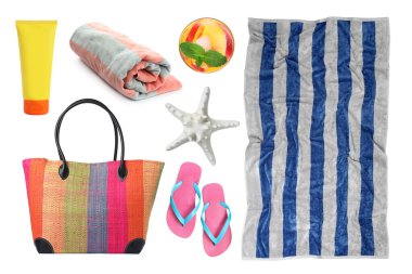 Beyaz arka planda havlu ve diğer plaj aksesuarlarıyla ayarlandı