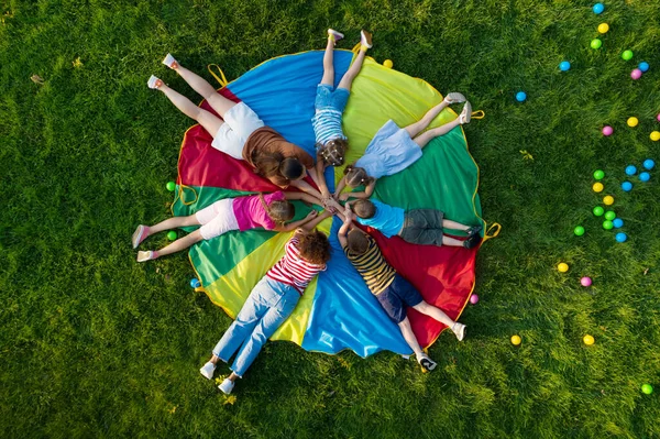 Gruppe Von Kindern Mit Lehrern Die Sich Fallschirm Des Regenbogenspielplatzes — Stockfoto