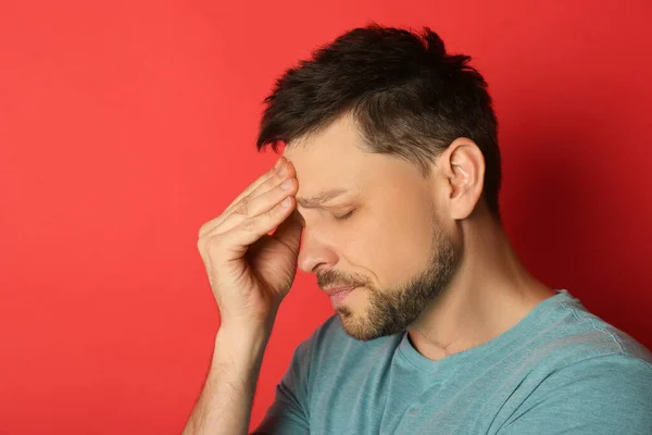 Man Lijdt Aan Vreselijke Migraine Rode Achtergrond — Stockfoto