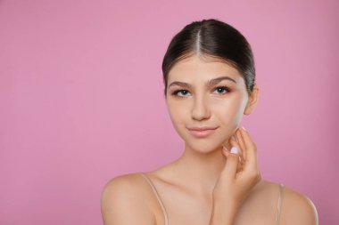 Pembe arka planda güzel bir kızın portresi, mesaj için boşluk. Güzel bir yüz, pürüzsüz bir ten.