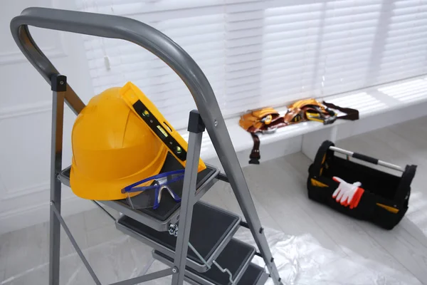 Escalera Metálica Con Casco Nivel Gafas Protectoras Interiores Vista Superior — Foto de Stock