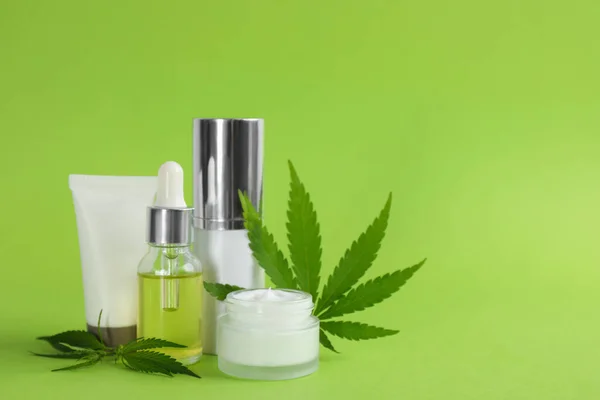 Samenstelling Met Cbd Olie Thc Tinctuur Hennepbladeren Lichtgroene Achtergrond Ruimte — Stockfoto