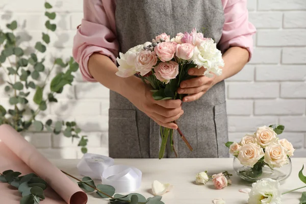 Blommor Skapar Vacker Bukett Vid Vitt Bord Inomhus Närbild — Stockfoto