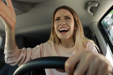 Stresli kızgın kadın modern arabanın sürücü koltuğunda