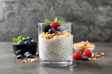 Böğürtlenli Chia pudingi, granola ve nane şekeri.