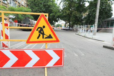 Şehir caddesinde yol tabelası olan bir barikat, mesaj için yer. Onarım çalışmaları