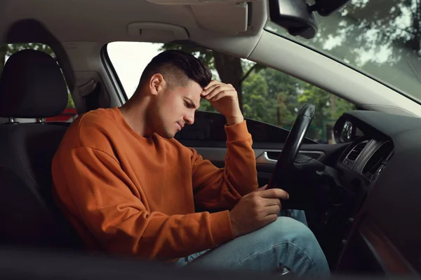 Hombre Estresado Asiento Del Conductor Del Coche Moderno —  Fotos de Stock