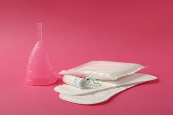 Cangkir Menstruasi Bantalan Dan Tampon Latar Belakang Pink — Stok Foto