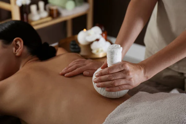 Mujer Joven Recibiendo Masaje Bolsa Hierbas Salón Spa Primer Plano — Foto de Stock