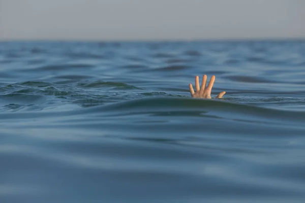 Mujer Ahogada Buscando Ayuda Mar — Foto de Stock