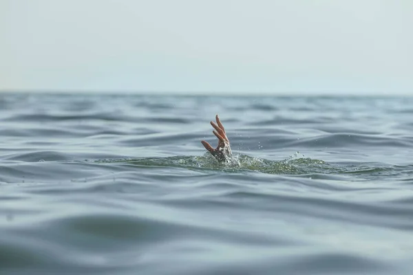 Verdrinkende Vrouw Reikt Naar Hulp Zee — Stockfoto