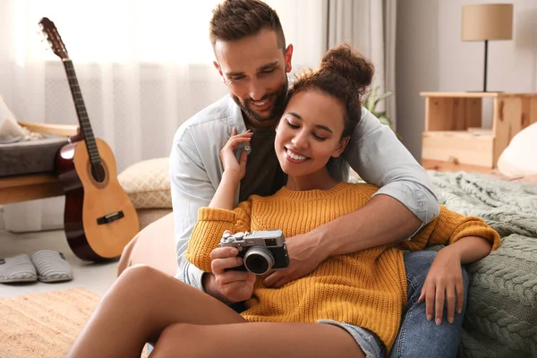 Encantador Casal Com Câmera Chão Quarto — Fotografia de Stock