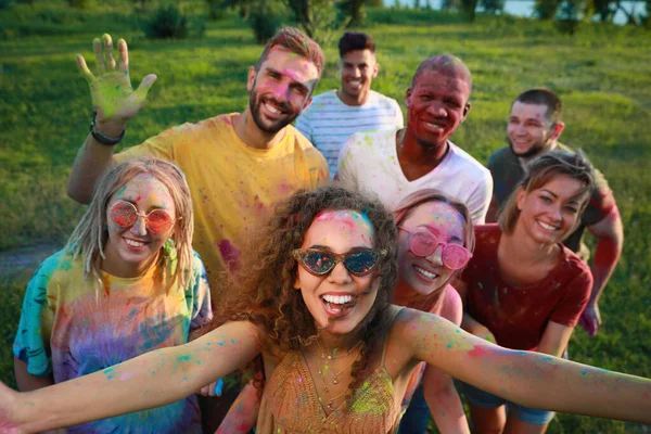 Amigos Felizes Cobertos Com Corantes Coloridos Livre Celebração Festival Holi — Fotografia de Stock