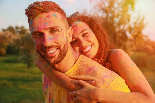 Glückliches Paar Bedeckt Mit Bunten Puderfarbstoffen Freien Holi Fest — Stockfoto