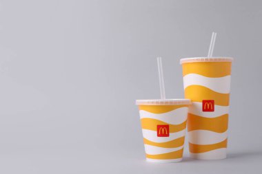 MYKOLAIV, UKRAINE - 12 Ağustos 2021: Cold McDonald 's hafif arka planda içecek. Metin için boşluk