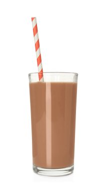 Beyaz bardakta nefis çikolatalı süt.