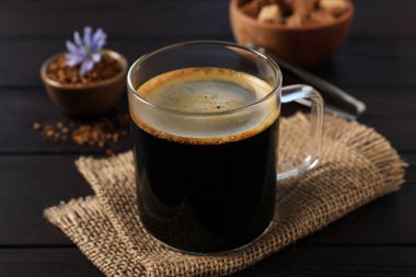 Cam bardakta lezzetli hindiba, ahşap masada, yakın plan.