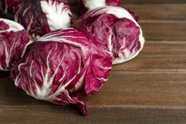 Ahşap masada taze olgun radicchiolar