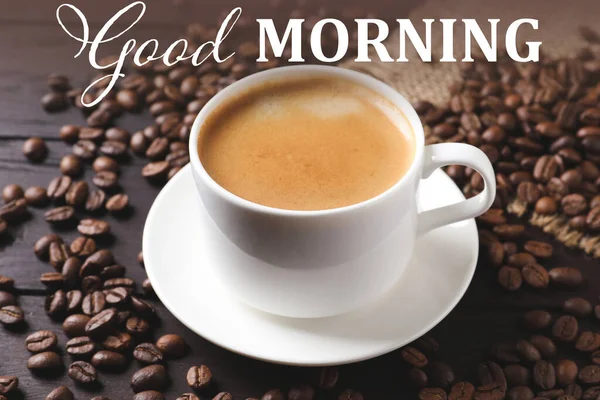 Bir Fincan Sıcak Aromatik Kahve Ahşap Masada Kızarmış Fasulye Günaydın — Stok fotoğraf