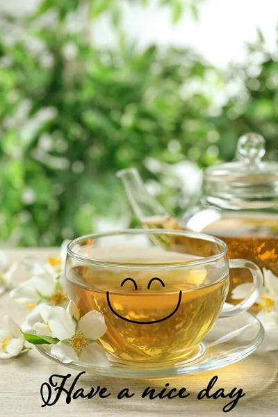Günler Bir Bardak Aromatik Yasemin Çayı Ahşap Masada Taze Çiçekler — Stok fotoğraf