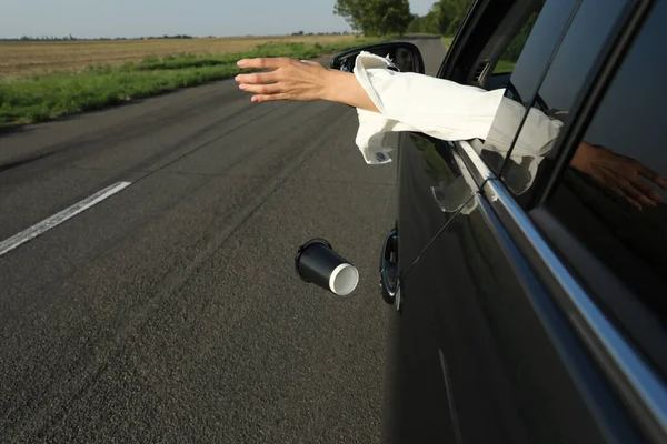 Motorista Jogando Fora Copo Papel Janela Carro Lixo Estrada — Fotografia de Stock