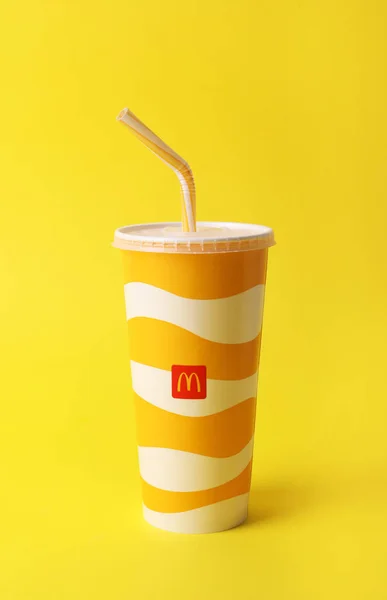 Mykolaiv Ukraine Août 2021 Boisson Froide Mcdonald Sur Fond Jaune — Photo