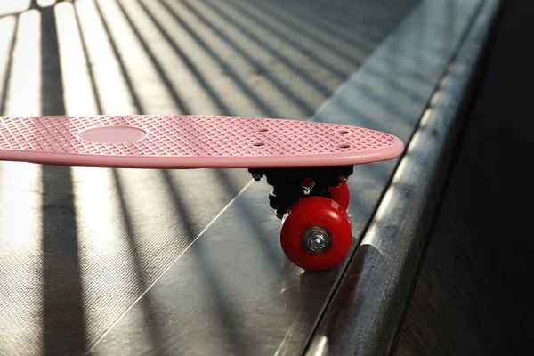 Modernes Rosafarbenes Skateboard Mit Roten Rädern Auf Der Rampe Freien — Stockfoto