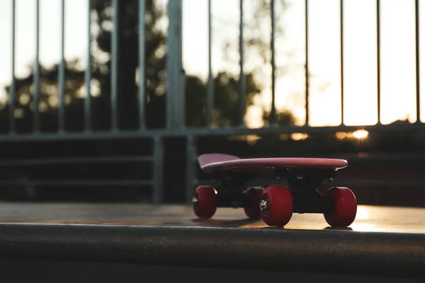 Moderní Růžový Skateboard Červenými Koly Rampě Venku Mezera Pro Text — Stock fotografie