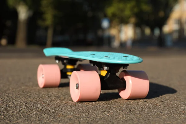 Lichtblauw Skateboard Met Roze Wielen Asfalt Buiten — Stockfoto