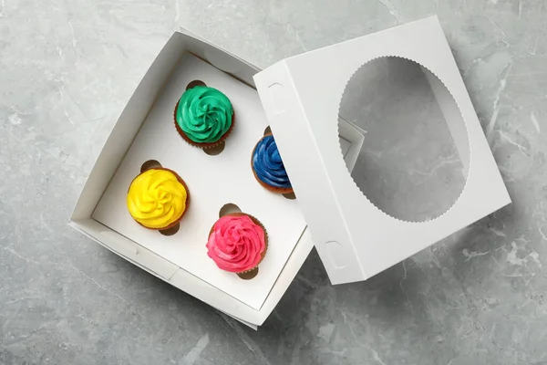 Caixa Com Diferentes Cupcakes Mesa Cinza Vista Superior — Fotografia de Stock