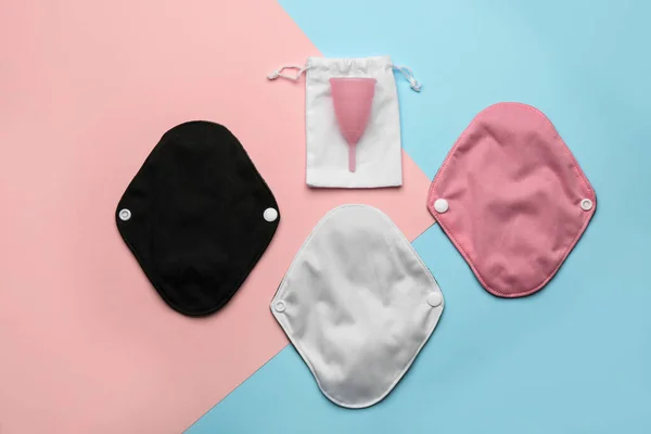 Almohadillas Tela Reutilizables Copa Menstrual Sobre Fondo Color Disposición Plana —  Fotos de Stock