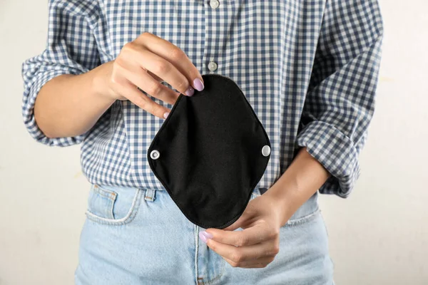 Kvinna Som Håller Återanvändbara Tyg Menstruation Pad Isolerad Vit Närbild — Stockfoto